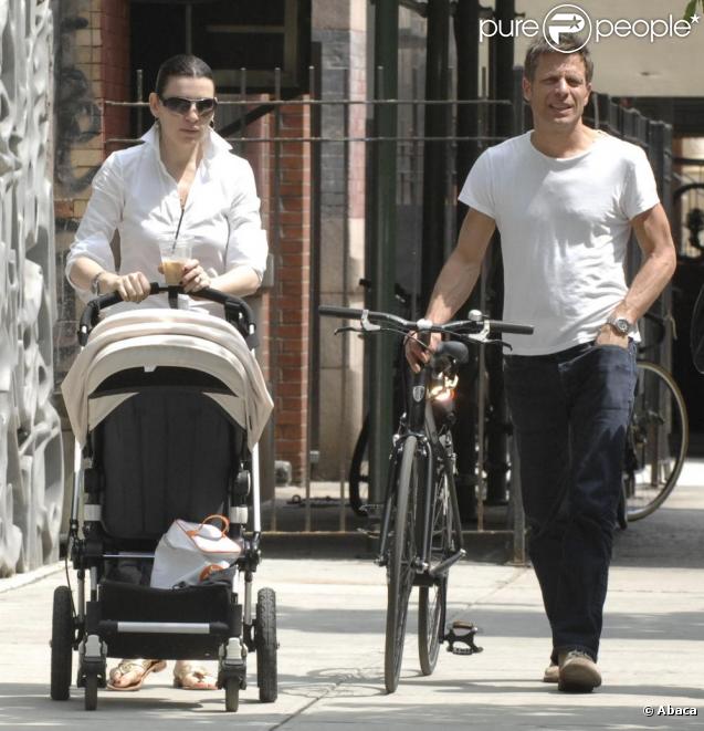 Julianna Margulies et son mari Keith Lieberthal avec leur bébé Kieran Lindsay en pleine promenade à Soho, à New-York, le 9 mai 2009.
