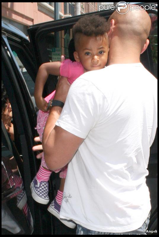 Angel Iris la fille de Mel B dans les bras de Stephen Belafonte à Beverly Hills le 22 juillet 2009