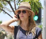 Jessica Alba fait du shopping à Los Angeles et fait une halte dans une parapharmacie. 24/07/09