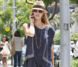 Jessica Alba fait du shopping à Los Angeles et fait une halte dans une parapharmacie. 24/07/09