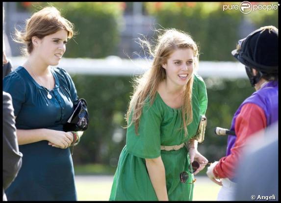 La prince andrew, duc d'York et ses filles Eugénie et Beatrice sont au course d'Ascot le 25 juillet 2009