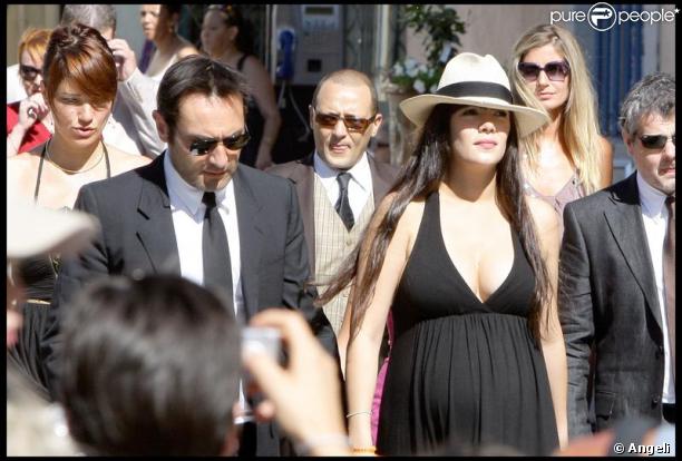  Mélanie Doutey et Gilles Lellouche au mariage de leurs amis Alexandra Lamy et Jean Dujardin, le 25 juilet 2009. 
 &nbsp; 
