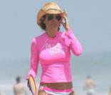 Lisa Rinna, très jolie malgré quelques grammes de cellulite sur les fesses, lors d'une journée ensoleillée sur la plage de Malibu, le 26 juillet 2009 !