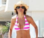 Lisa Rinna, très jolie malgré quelques grammes de cellulite sur les fesses, lors d'une journée ensoleillée sur la plage de Malibu, le 26 juillet 2009 !