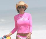 Lisa Rinna, très jolie malgré quelques grammes de cellulite sur les fesses, lors d'une journée ensoleillée sur la plage de Malibu, le 26 juillet 2009 !