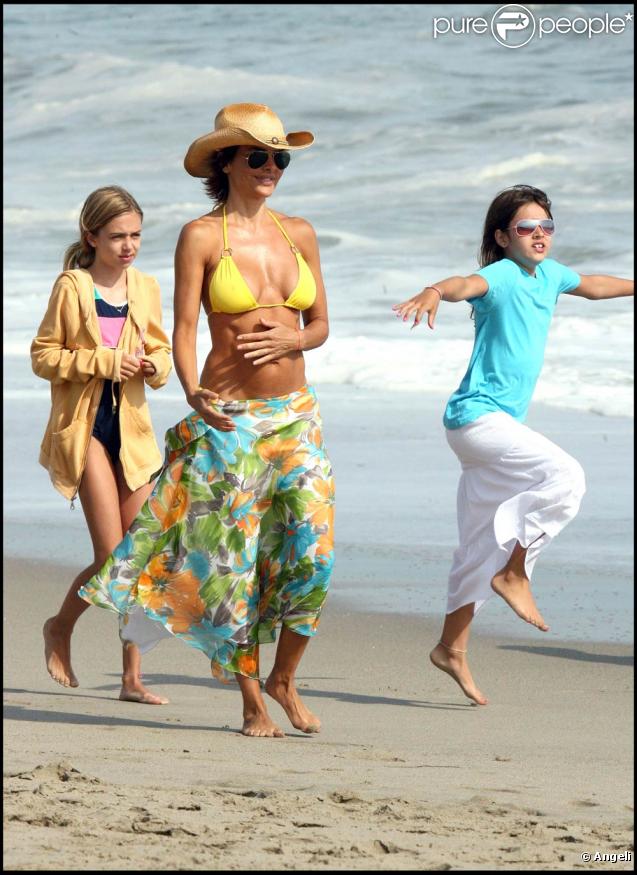 Lisa Rinna, très jolie malgré quelques grammes de cellulite sur les fesses, lors d'une journée ensoleillée sur la plage de Malibu, le 26 juillet 2009 !