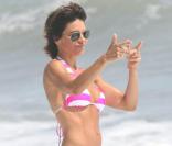 Lisa Rinna, très jolie malgré quelques grammes de cellulite sur les fesses, lors d'une journée ensoleillée sur la plage de Malibu, le 26 juillet 2009 !