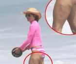 Lisa Rinna, très jolie malgré quelques grammes de cellulite sur les fesses, lors d'une journée ensoleillée sur la plage de Malibu, le 26 juillet 2009 !