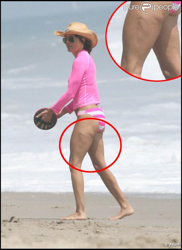 Lisa Rinna, très jolie malgré quelques grammes de cellulite sur les fesses, lors d'une journée ensoleillée sur la plage de Malibu, le 26 juillet 2009 !