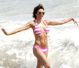 Lisa Rinna, très jolie malgré quelques grammes de cellulite sur les fesses, lors d'une journée ensoleillée sur la plage de Malibu, le 26 juillet 2009 !