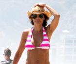 Lisa Rinna, très jolie malgré quelques grammes de cellulite sur les fesses, lors d'une journée ensoleillée sur la plage de Malibu, le 26 juillet 2009 !