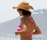 Lisa Rinna, très jolie malgré quelques grammes de cellulite sur les fesses, lors d'une journée ensoleillée sur la plage de Malibu, le 26 juillet 2009 !