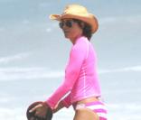 Lisa Rinna, très jolie malgré quelques grammes de cellulite sur les fesses, lors d'une journée ensoleillée sur la plage de Malibu, le 26 juillet 2009 !