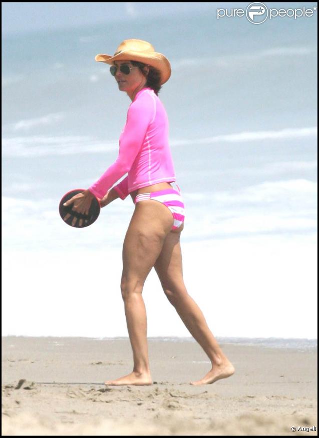 Lisa Rinna, très jolie malgré quelques grammes de cellulite sur les fesses, lors d'une journée ensoleillée sur la plage de Malibu, le 26 juillet 2009 !