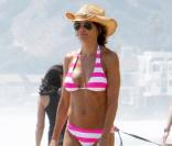 Lisa Rinna, très jolie malgré quelques grammes de cellulite sur les fesses, lors d'une journée ensoleillée sur la plage de Malibu, le 26 juillet 2009 !