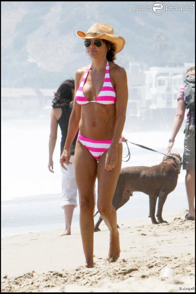 Lisa Rinna, très jolie malgré quelques grammes de cellulite sur les fesses, lors d'une journée ensoleillée sur la plage de Malibu, le 26 juillet 2009 !