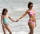 Lisa Rinna, très jolie malgré quelques grammes de cellulite sur les fesses, lors d'une journée ensoleillée sur la plage de Malibu, le 26 juillet 2009 !