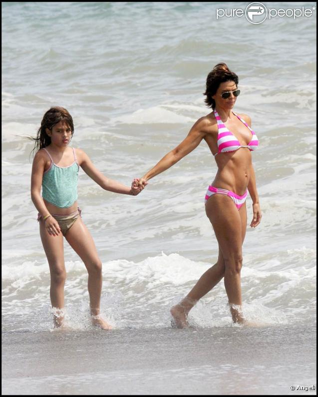 Lisa Rinna, très jolie malgré quelques grammes de cellulite sur les fesses, lors d'une journée ensoleillée sur la plage de Malibu, le 26 juillet 2009 !