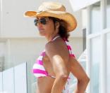 Lisa Rinna, très jolie malgré quelques grammes de cellulite sur les fesses, lors d'une journée ensoleillée sur la plage de Malibu, le 26 juillet 2009 !