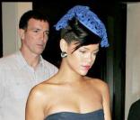 Rihanna sort d'un restaurant de New York, où elle a dîné avec des amis. 27/07/09