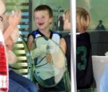 Cruz, Romeo et Brooklyn Beckham avec leur nounou à Beverly Hills en train de manger des yahourts glacés le 11 juillet 2009