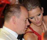 Charlene Wittstock et le Prince Albert très complices au 61e gala de la Croix Rouge à Monaco vendredi 31 juillet