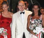 Charlene Wittstock, le prince Albert et Stéphanie de Monaco au 61e gala de la Croix Rouge à Monaco vendredi 31 juillet