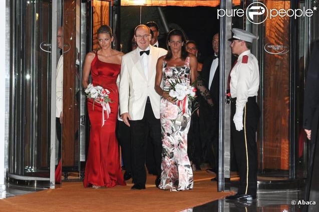 Charlene Wittstock, le prince Albert et Stéphanie de Monaco au 61e gala de la Croix Rouge à Monaco vendredi 31 juillet