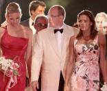 Charlene Wittstock, Albert Grimaldi et Stéphanie de Monaco Alexandra au 61e gala de la Croix Rouge à Monaco