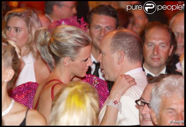 Charlene Wittstock et Albert de Monaco au 61e gala de la Croix Rouge à Monaco. Un couple superbe ! 