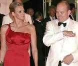 Charlene Wittstock et Albert de Monaco au 61e gala de la Croix Rouge à Monaco. Un couple superbe ! 