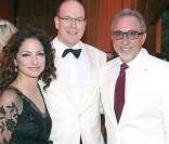 Gloria Estefan et son mari Emilio entourés de Albert de Monaco  