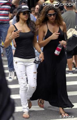 Michelle Rodriguez se promène avec une amie dans le quartier de Soho à New-York le 31 juillet 2009