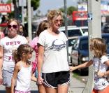 Faith Hill et sa famille quittent Jonnhy Rockets sur Melrose Avenue le 22 juillet 2009