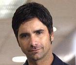  John Stamos, le séduisant Jesse Katsopolis de la série La Fête à la maison, est le Dr Tony Gates. Neela, Meg, la femme d'un de ses amis décédé, Julia, l'aumônier de l'hôpital, ou bien encore Sam... Tony les fera toutes craquer ! 