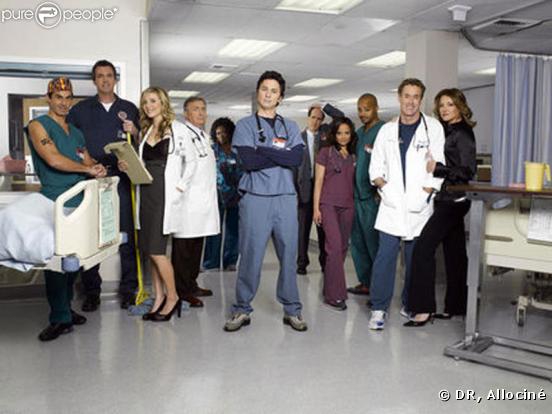 Dans  Scrubs,  tout est sujet à plaisanterie. La sitcom raconte les aventures de J.D (Zach Braff) et de ses trois amis internes à l'hôpital du Sacré coeur.