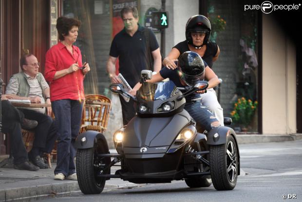 Muriel Robin et sa amie Anne Le Nen font du Spyder Can-Am (un tricycle) dans les rues de Paris