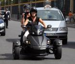 Muriel Robin et sa amie Anne Le Nen font du Spyder Can-Am (un tricycle) dans les rues de Paris