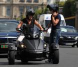 Muriel Robin et sa amie Anne Le Nen font du Spyder Can-Am (un tricycle) dans les rues de Paris