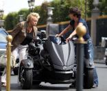 Muriel Robin et sa amie Anne Le Nen font du Spyder Can-Am (un tricycle) dans les rues de Paris