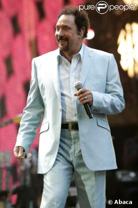 Tom Jones a fait assurer sa poitrine... Et quel coffre !