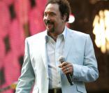 Tom Jones a fait assurer sa poitrine... Et quel coffre !