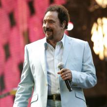 Tom Jones a fait assurer sa poitrine... Et quel coffre !