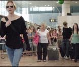 Renée Zellweger et Bradley Cooper à l'aéroport de Barcelone, le 9/08/09