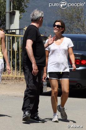 Jennifer Garner fait une petite séance de jogging aux côtés de son ami Victor Garber. 09/08/09