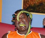 Snake Mano est un indien très speécial. Il a pour occupation de se mettre des serpents dans le nez !