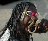 Snake Mano est un indien très speécial. Il a pour occupation de se mettre des serpents dans le nez !