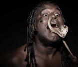 Snake Mano est un indien très speécial. Il a pour occupation de se mettre des serpents dans le nez !