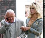Anthony Hopkins et Lucy Punch sur le tournage à Londres du nouveau film de Woody Allen le 13 août 2009