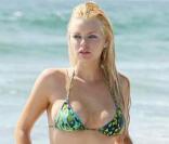 Sophie Monk en bikini sur une plage privée dans le sud de la Californie